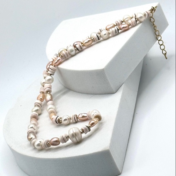 Sweet Blush colored pearl nugget
necklace with gold beads and Natural Shell. - Picture 4 of 7